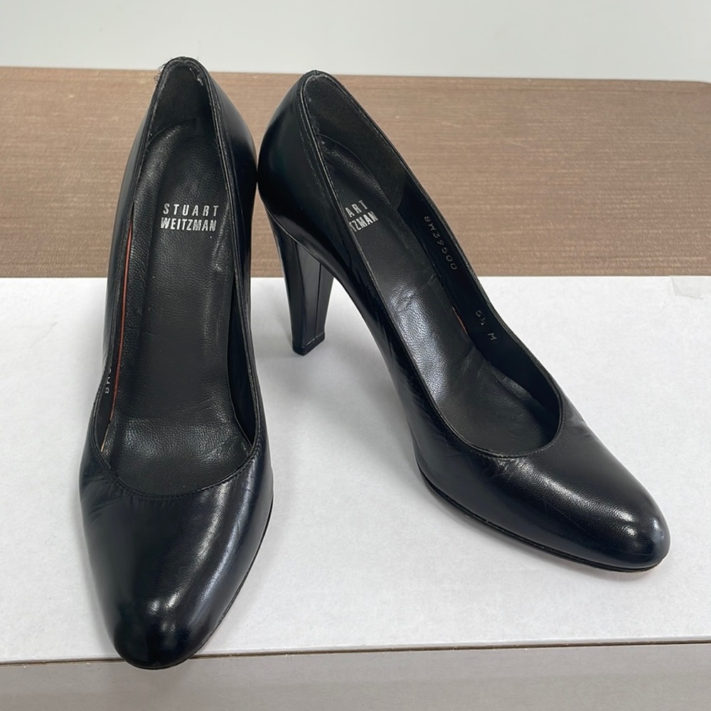 Stuart Weitzman classic black leather pump